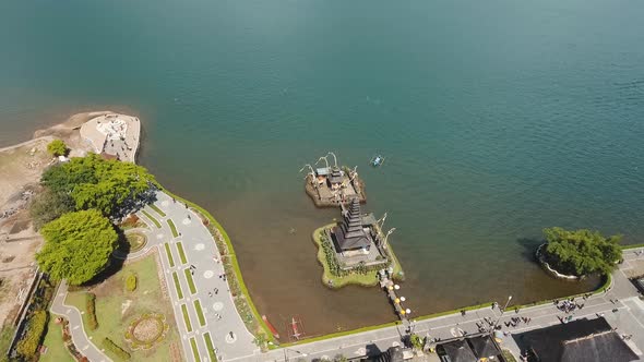 Hindu Temple on the Island of Bali. Pura Ulun Danu Bratan. alt
