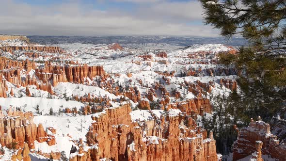 Bryce Canyon in Winter Snow in Utah USA alt