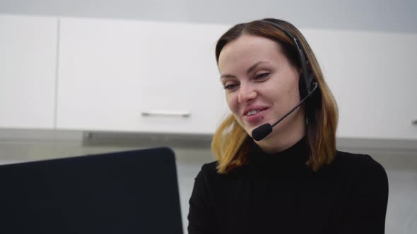 Hilarious Girl Call Centre Employee Talks on Headset with Her Client