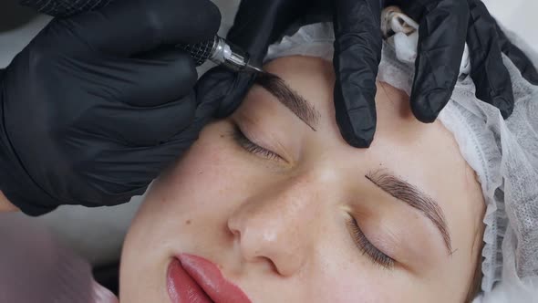 A Special Needle Tattoo Machine Makes Permanent Makeup Correction of a Young Woman