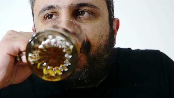 young man drinking beer alt