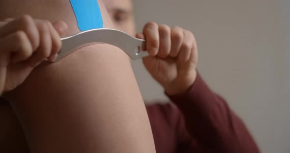 Kinesiologist Does Miofascial Release Therapy with Stainless Steel IASTM Tool for His Patient alt