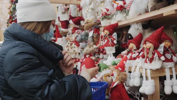 Woman Shopping at the Christmas Fair in the Mall alt
