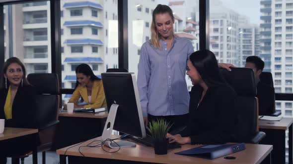 Young Leader Gives Advice to Young Woman Worker alt