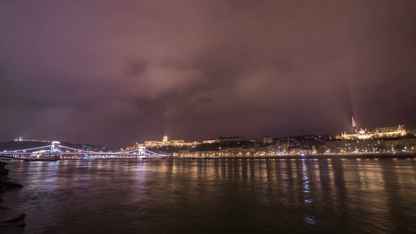Timelapse of the Danube river in Budapest alt