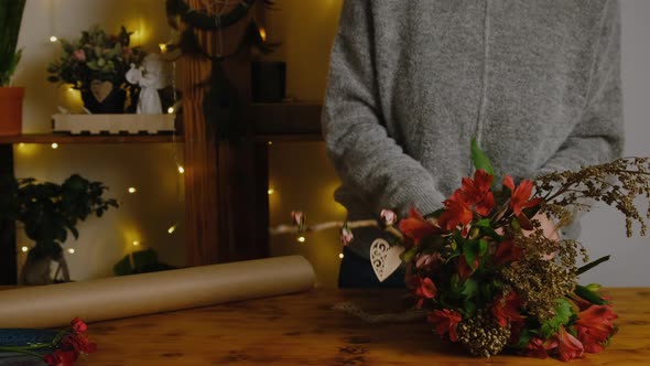 Florist Makes Flower Arrangement for Valentine's Day alt