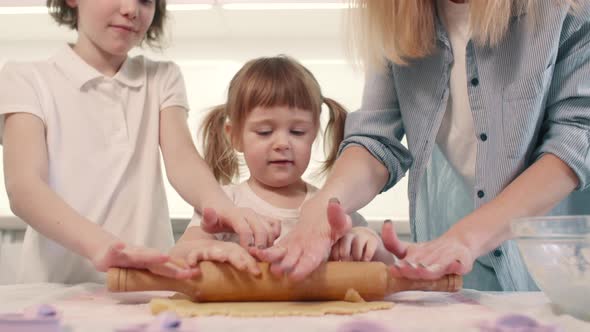 The Family Makes Cookies at Home alt