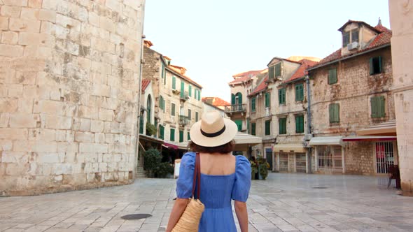 Young girl in a hat in the city on vacation. Croatia, Split alt