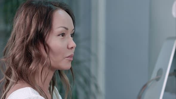 Asian Businesswoman Talking with Partners in the Office alt