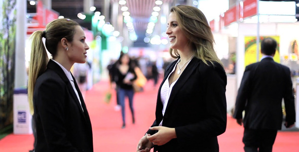 Business People At Trade Fair alt