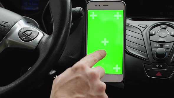 Using a Green Screen Smartphone on the Car Dashboard alt