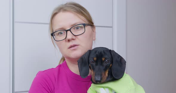 Young Blonde Woman with Preoccupied and Incredulous Look Follows Someone with Eyes Holding Cute alt