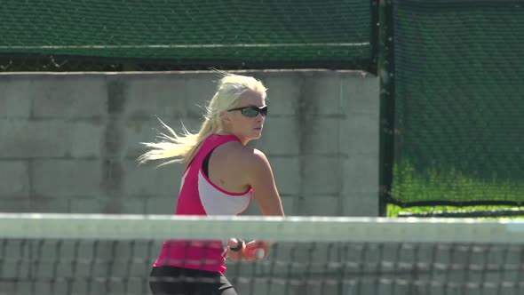 Women playing tennis. alt