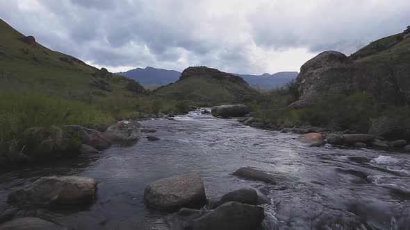 A quiet steam up in the drakensberg of South Africa. The Bushman river during winter alt