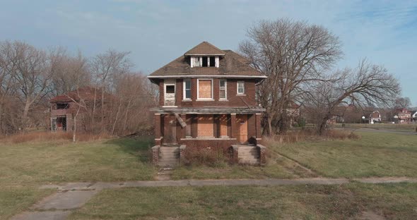Drone view of dilapidated house in a Detroit neighborhood. This video was filmed in 4k for best imag alt
