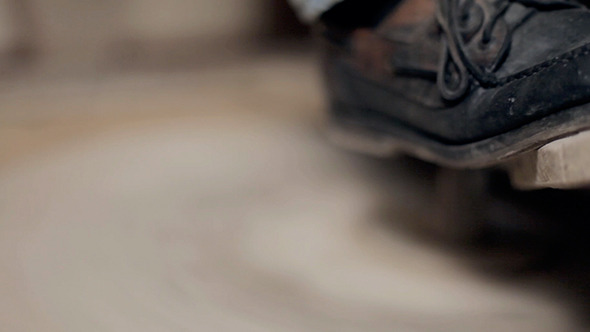 Master Spinning A Wheel alt