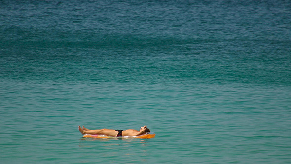 Sunbathes in Ocean alt