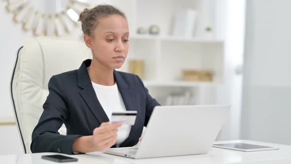 Online Payment Success on Laptop for African Businesswoman in Office alt