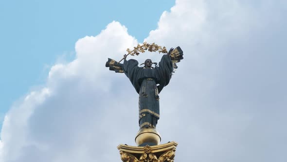 Monument Dedicated to the Independence of Ukraine in Kiev on Khreshchatyk alt
