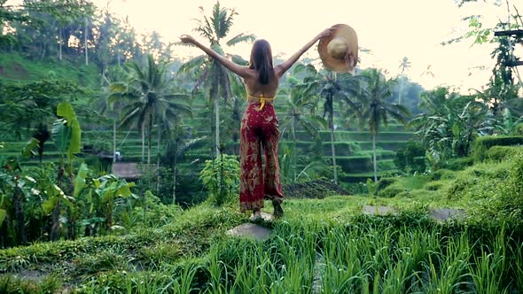 Beautiful girl spending time in the rice fields of Bali alt