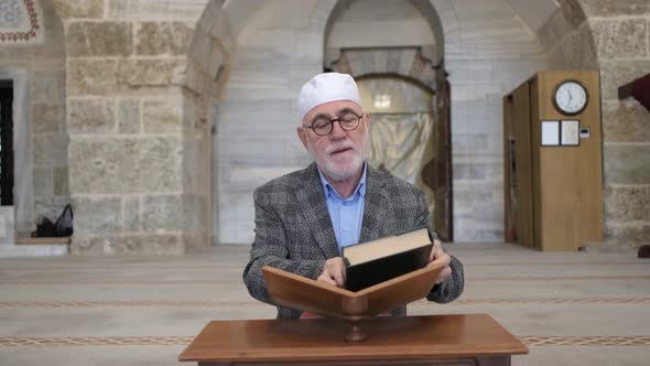 Man Respect The AlQuran