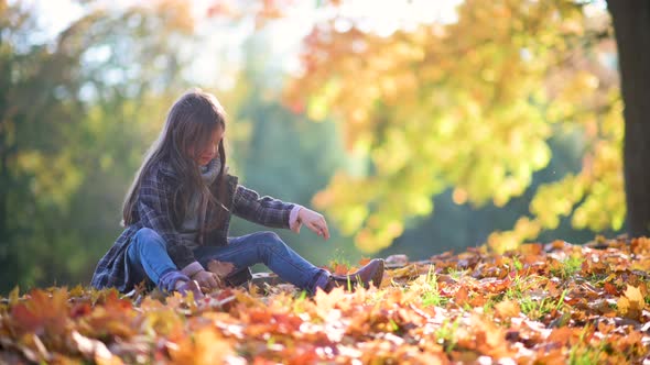 girl plays in the autumn park