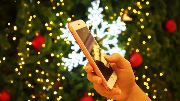 Using Smartphone In X'mas Time alt