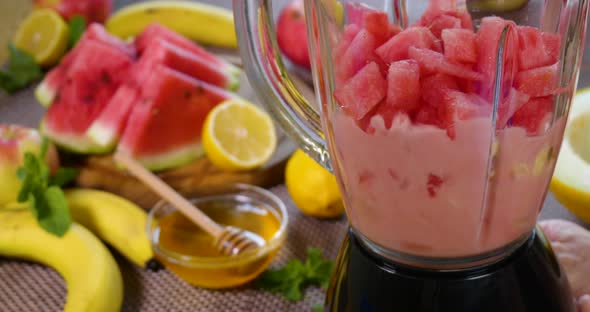 Making a Healthy Raw Vegan Watermelon Banana Smoothie alt