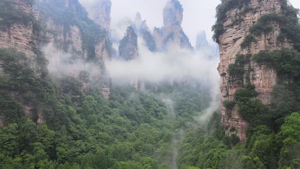 Zhangjiajie Cloudy Mountains alt