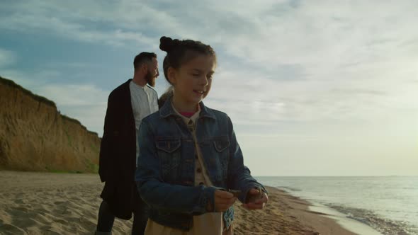 Fun Family Enjoy Shore Beach Vacation Together alt