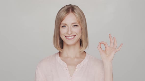 Studio portrait of young, beautiful and natural blond woman. alt