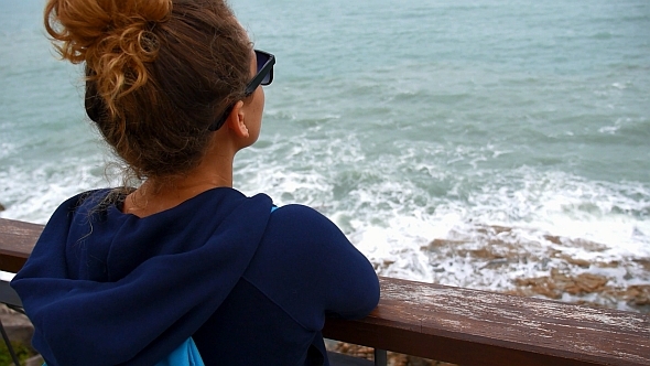 Young Woman Looking to the Sea alt