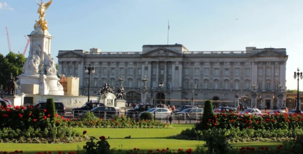 Buckingham Palace and Victoria Memorial alt