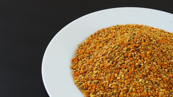 pollen and human health, natural bee pollen, bee flower pollen grains, close-up alt