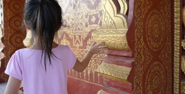 Hand Little Girl At The Temple Wall alt