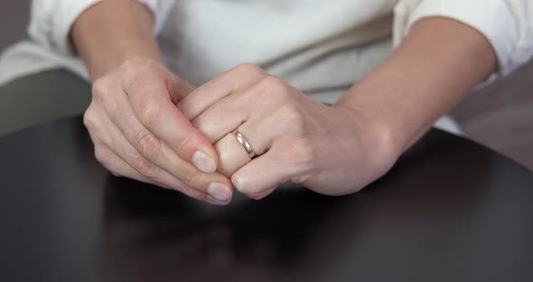 Woman Left Marriage Ring alt