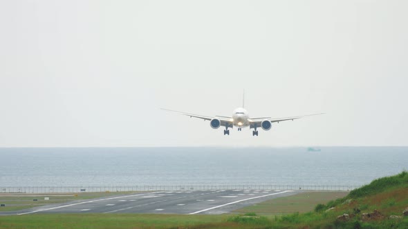 Widebody Aircraft Landing alt