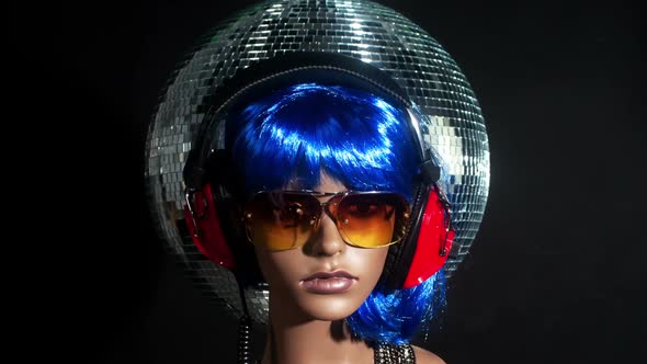 Unique Stop Motion Clip A Fashion Mannequin Head Wearing Retro Headphones 4 alt