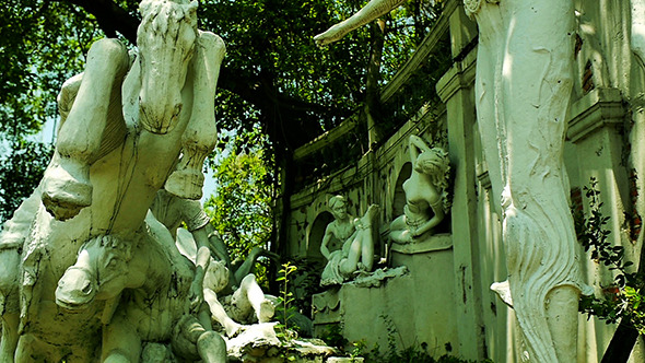 Sculpture of Ancient Warriors at a Ruin02 alt