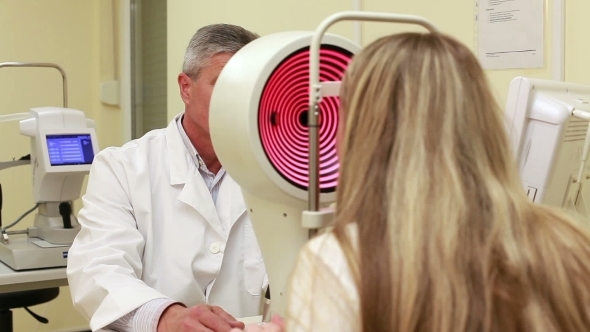 Young Woman Having Her Eyes Examined By An Eye alt