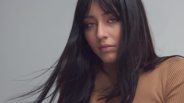 Brunette Woman with Blue Eyes in Studio alt