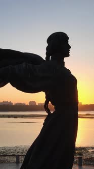 Monument To the Founders of the City in the Morning at Dawn alt