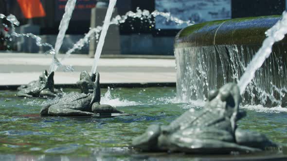 Spitting frogs at Fontaine de Tourny alt