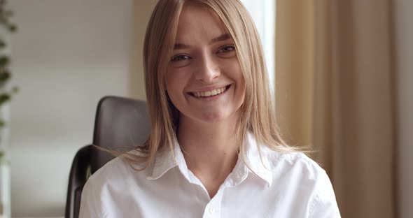 Portrait of Smiling Attractive Young Adult Woman Model Looking at Camera, Happy Beautiful Teen alt