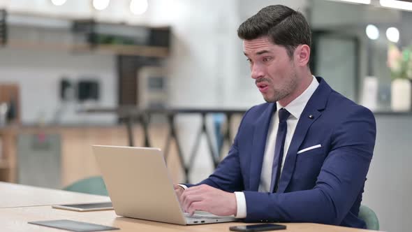 Loss Businessman Reacting to Failure on Laptop in Office alt
