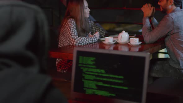 Programmer Working in Café alt