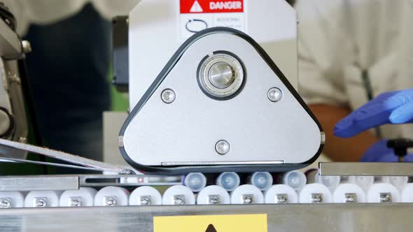 Automated manufacturing of Covid-19 test tubes in a clean room alt