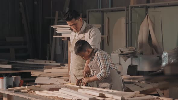 Cutting Wood With Electric Jigsaw alt