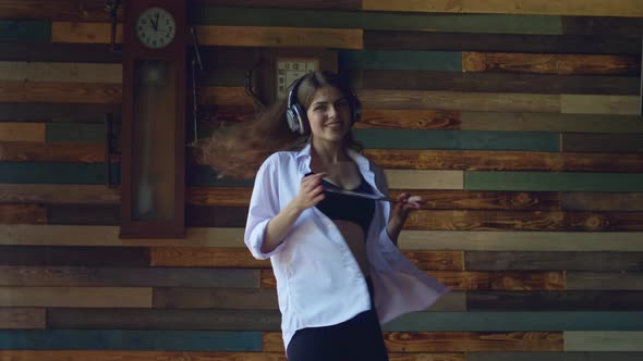 Beautiful girl with musical phonograph record alt