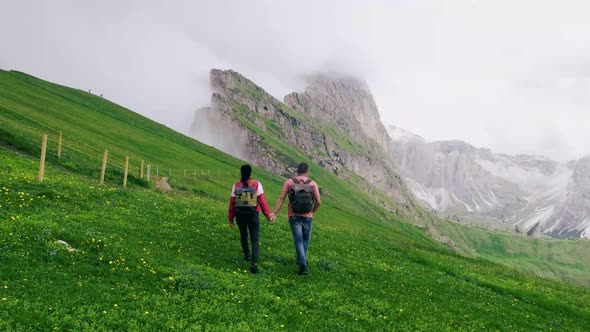 Hiking in the Italien Dolomites Amazing View on Seceda Peak alt